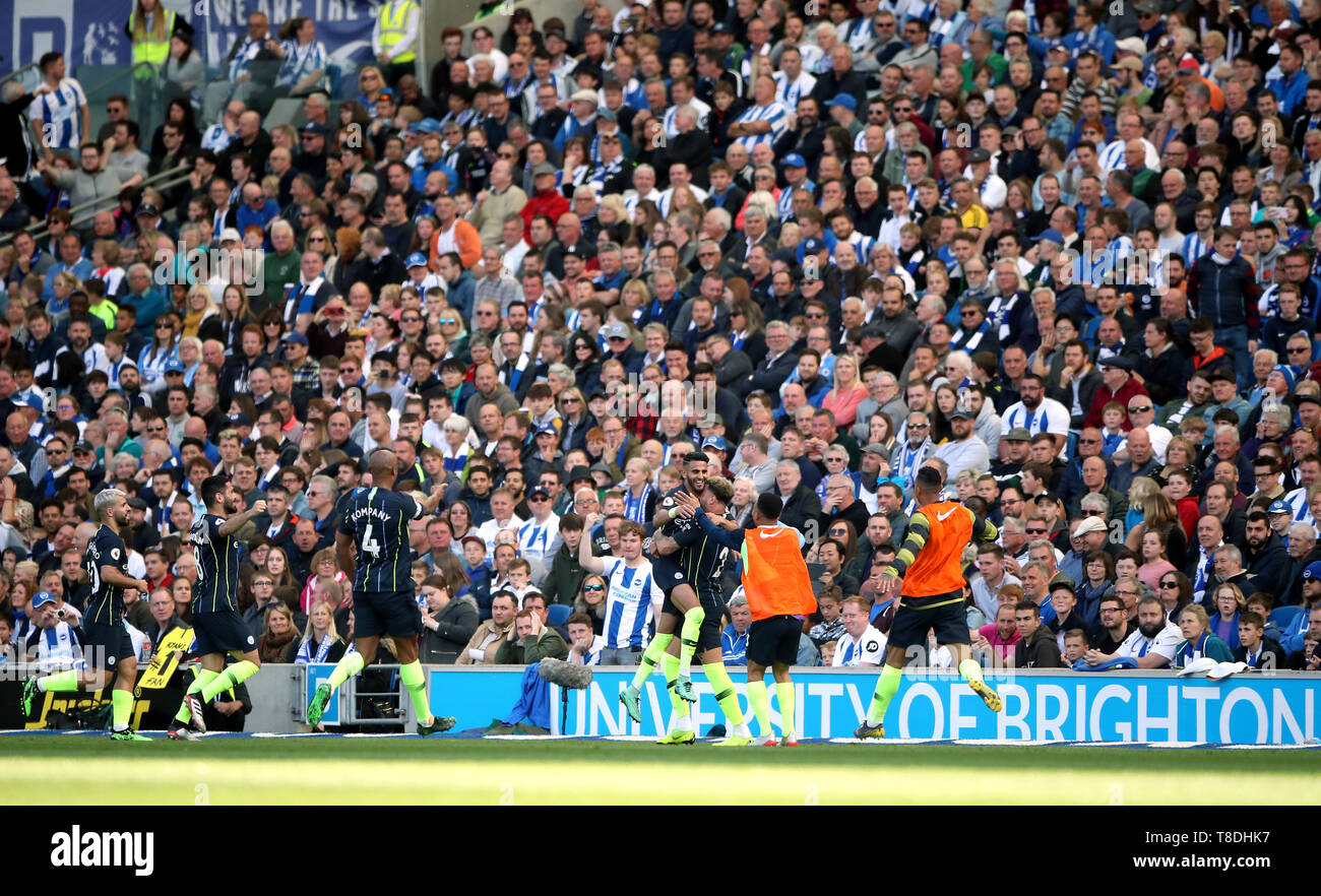 Manchester City's Riyad Mahrez (centre) célèbre marquant son troisième but du côté du jeu avec l'équipe au cours de la Premier League match au stade AMEX, Brighton. Banque D'Images