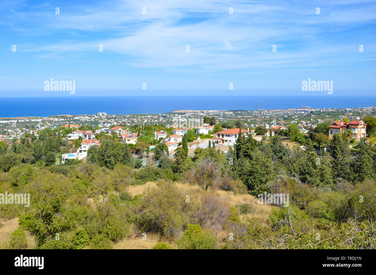 Magnifique vue sur la petite ville Bellapais à Kyrenia, Chypre du nord de la région. Le point de vue donne sur la mer Méditerranée Banque D'Images