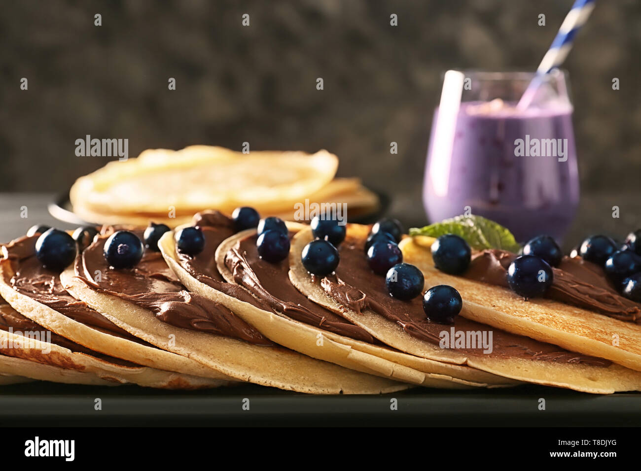 De délicieux pancakes légers aux fruits rouges et au chocolat pâte sur la plaque, closeup Banque D'Images