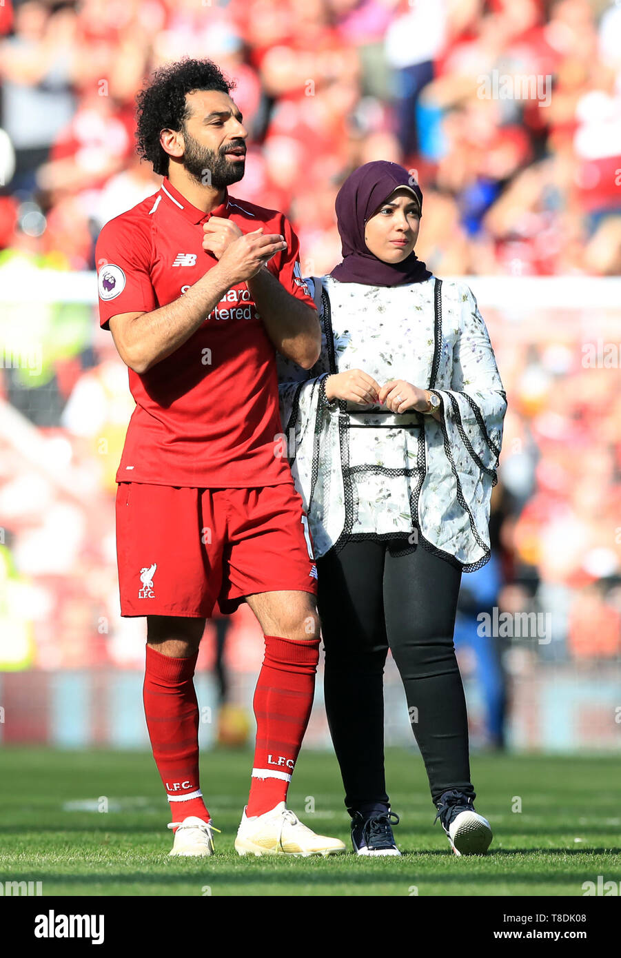 Mohamed Salah de Liverpool avec femme mages après le premier match de  championnat à Anfield, Liverpool Photo Stock - Alamy
