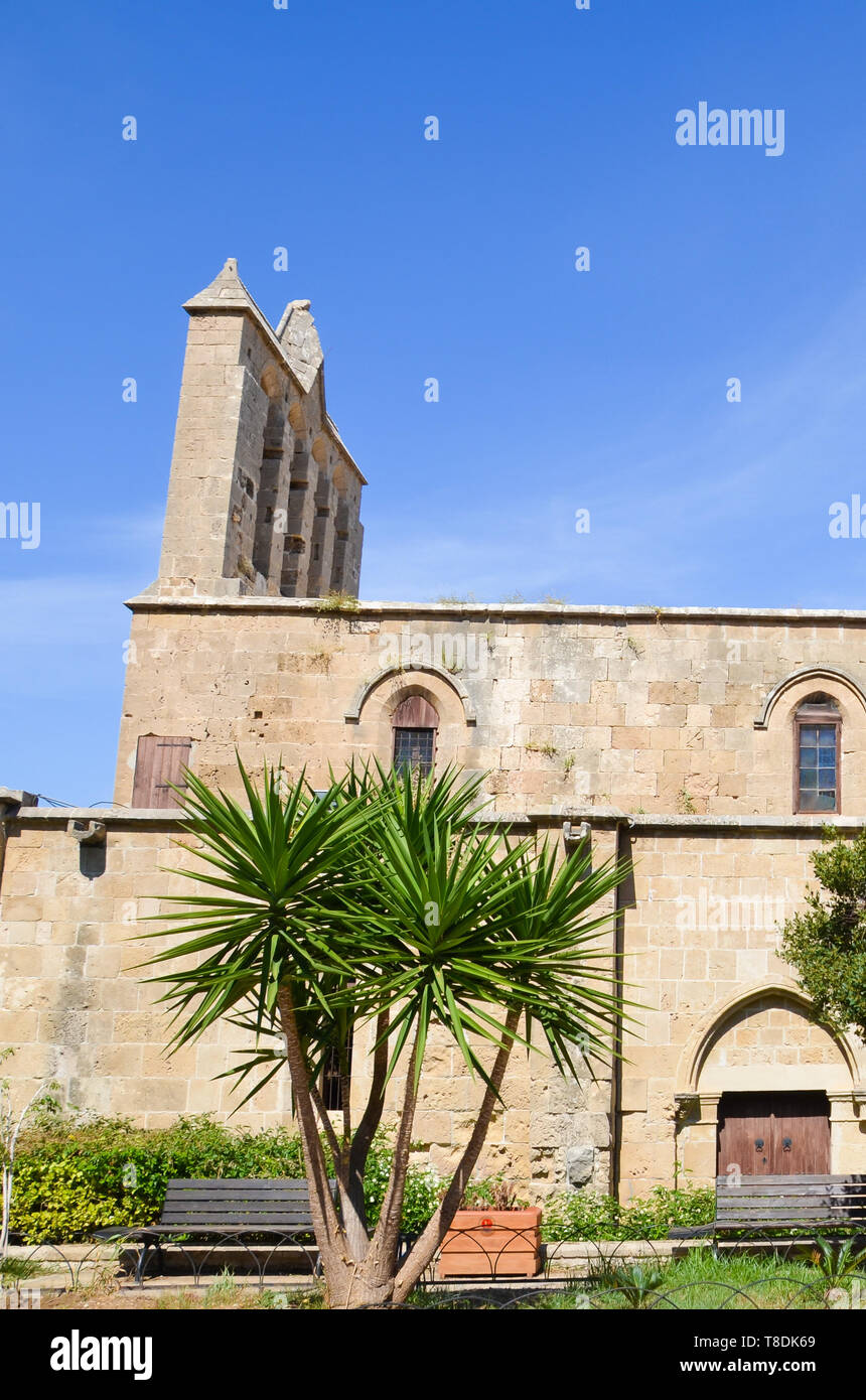 Photo verticale de l'abbaye de Bellapais magnifique dans le nord de Chypre prises sur une journée ensoleillée. Les ruines de l'ancien monastère sont attraction touristique populaire Banque D'Images