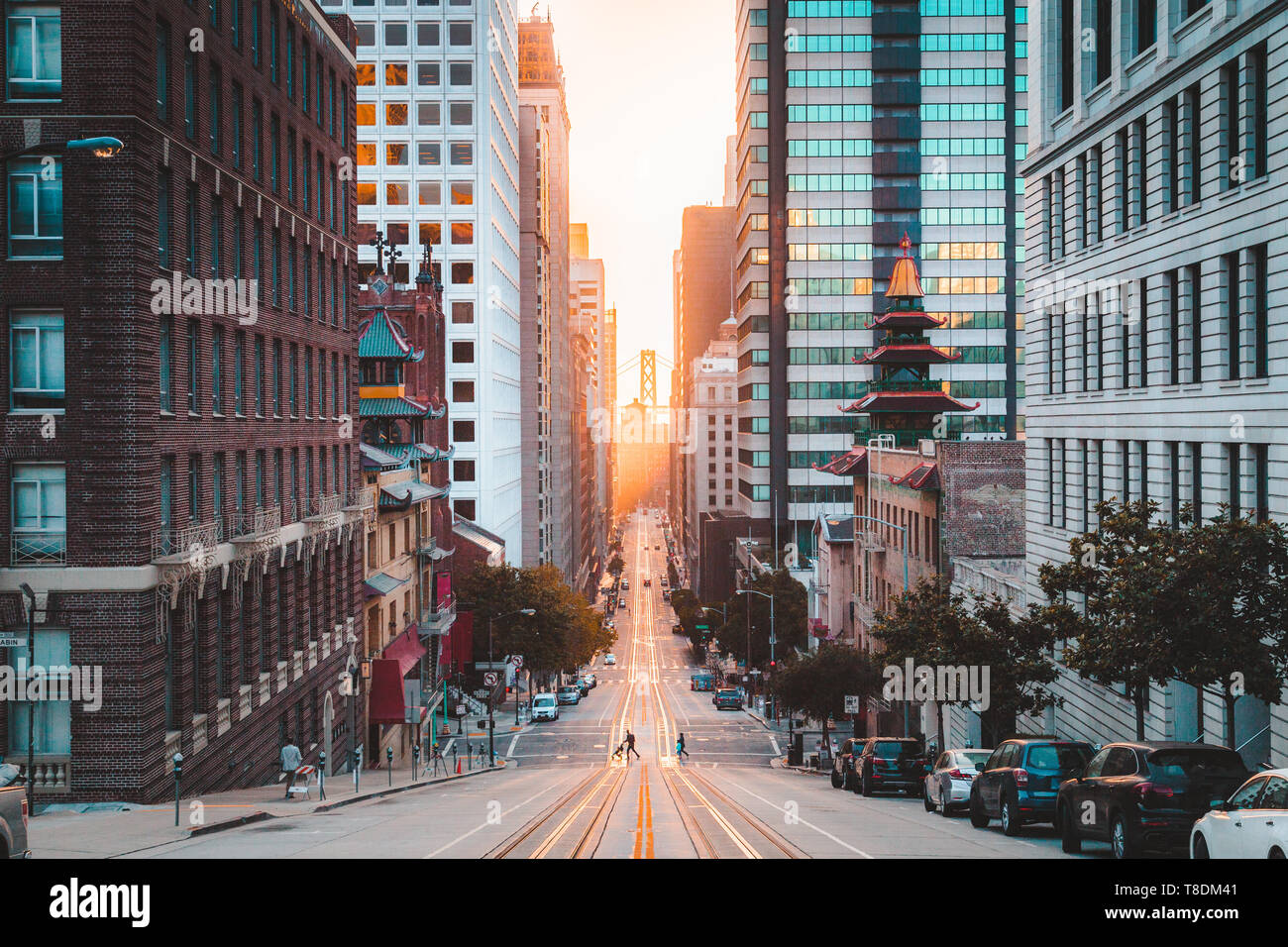 Belle vue sur le centre-ville de San Francisco avec le célèbre California Street illuminée en premier golden lumière du matin au lever du soleil en été, à San Francisco, Banque D'Images