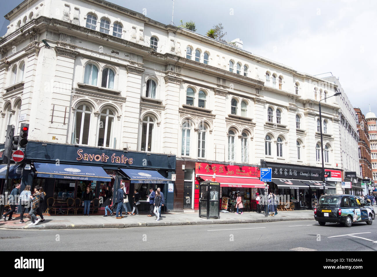 Shop fronts sur New Oxford Street, London, UK Banque D'Images