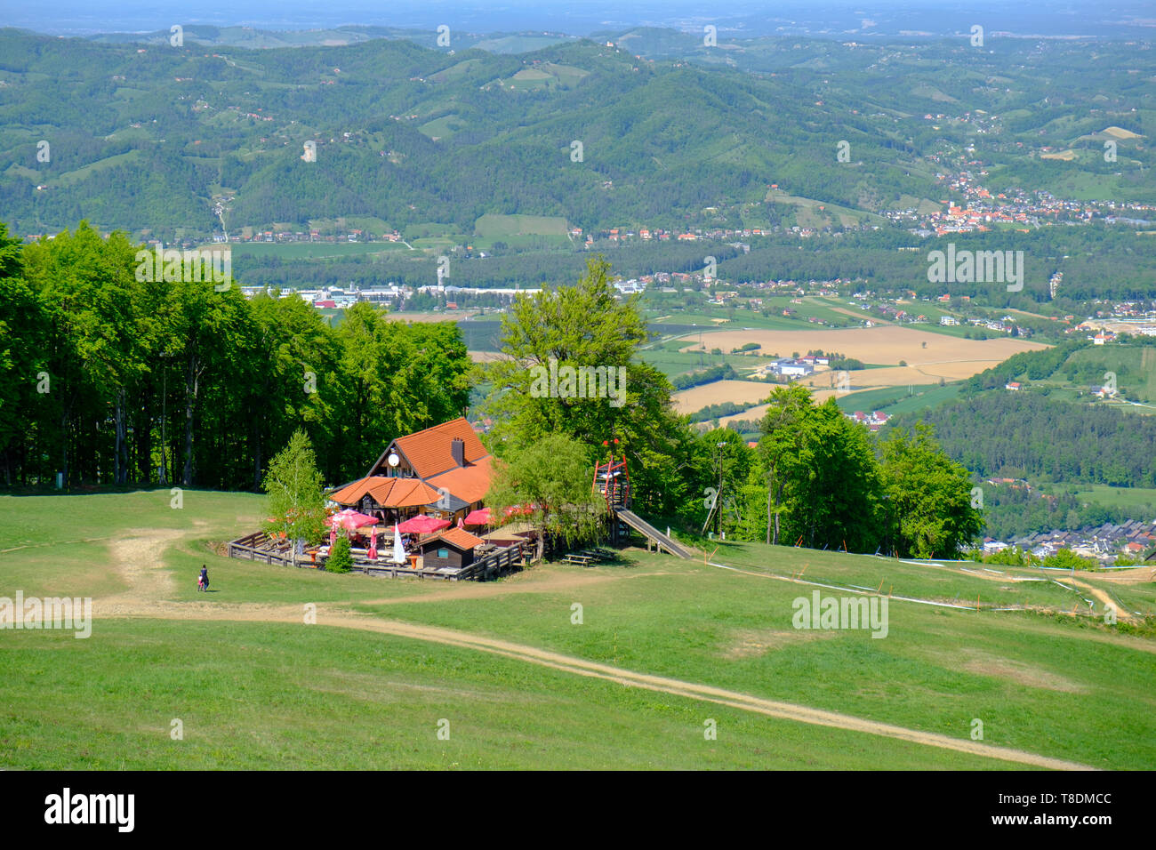 Maribor, Slovénie - 02 mai 2019 : Luka sur les pistes de ski de Pohorje avec Maribor offre repos et des rafraîchissements pour les randonneurs et les skieurs tout en Banque D'Images