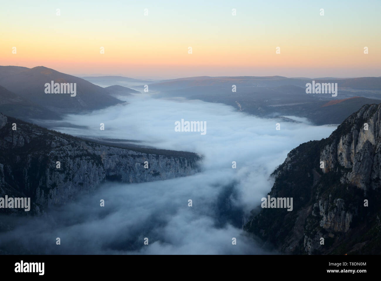 Le crépuscule ou l'aube sur Matin brumeux dans les gorges du Verdon Nature Reserve à partir de la Route des Crêtes près de la Palud-sur-Verdon Alpes de Haute-Provence France Banque D'Images