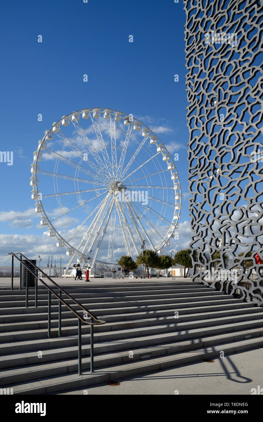 Grande Roue ou Grande Roue & (à droite) bord de la MUCEM Musée des civilisations de l'Europe et de la Méditerranée Marseille Provence France Banque D'Images