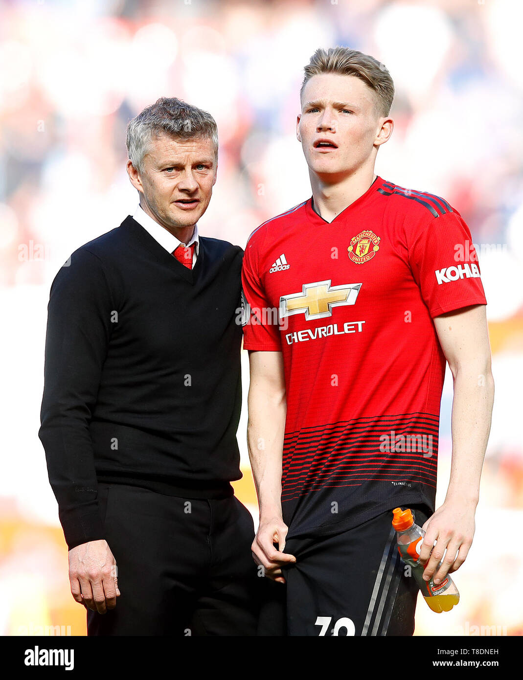 Manager de Manchester United Ole Gunnar Solskjaer (à gauche) avec Scott McTominay (à droite) après le coup de sifflet final après la Premier League match à Old Trafford, Manchester. Banque D'Images