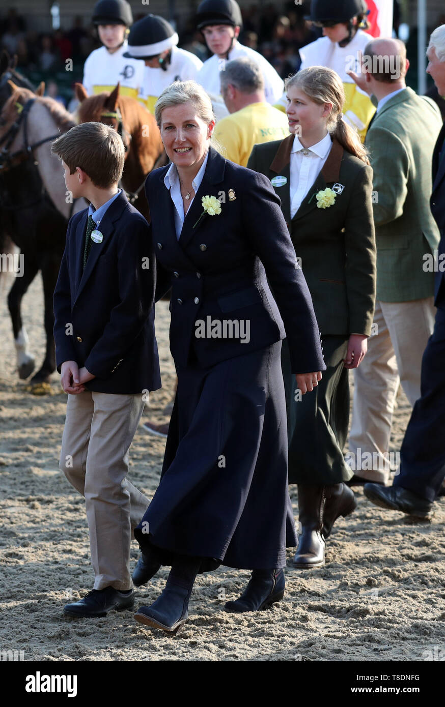 La Comtesse de Wessex avec Lady Louise Windsor et vicomte Severn watch et présenter les prix à l'DAKS Poney Club Canada Jeux au cours de la cinquième journée de la Royal Windsor Horse Show. Banque D'Images