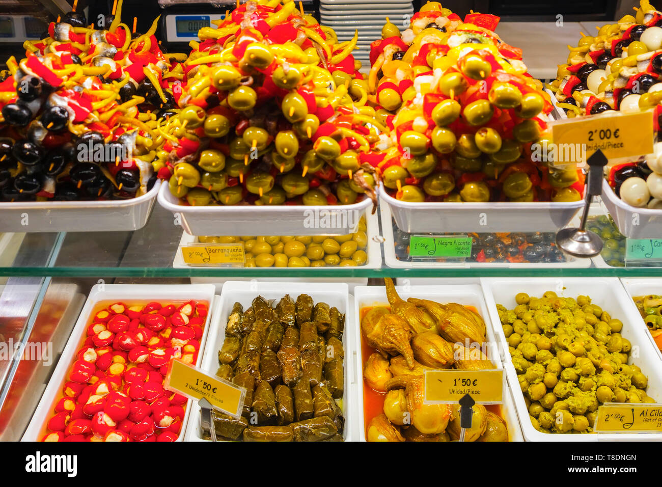 Mercado de San Miguel. Marché gastronomique typique spécialisé dans les tapas. La ville de Madrid, Espagne. L'Europe Banque D'Images
