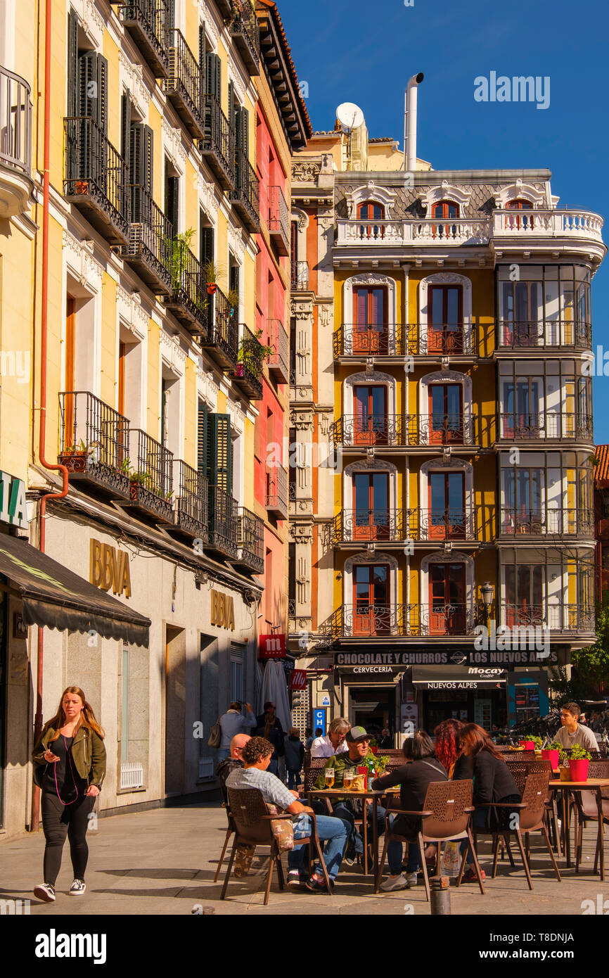 Terrasse à l'extérieur et les bâtiments historiques à San Miguel marché. La ville de Madrid, Espagne. L'Europe Banque D'Images