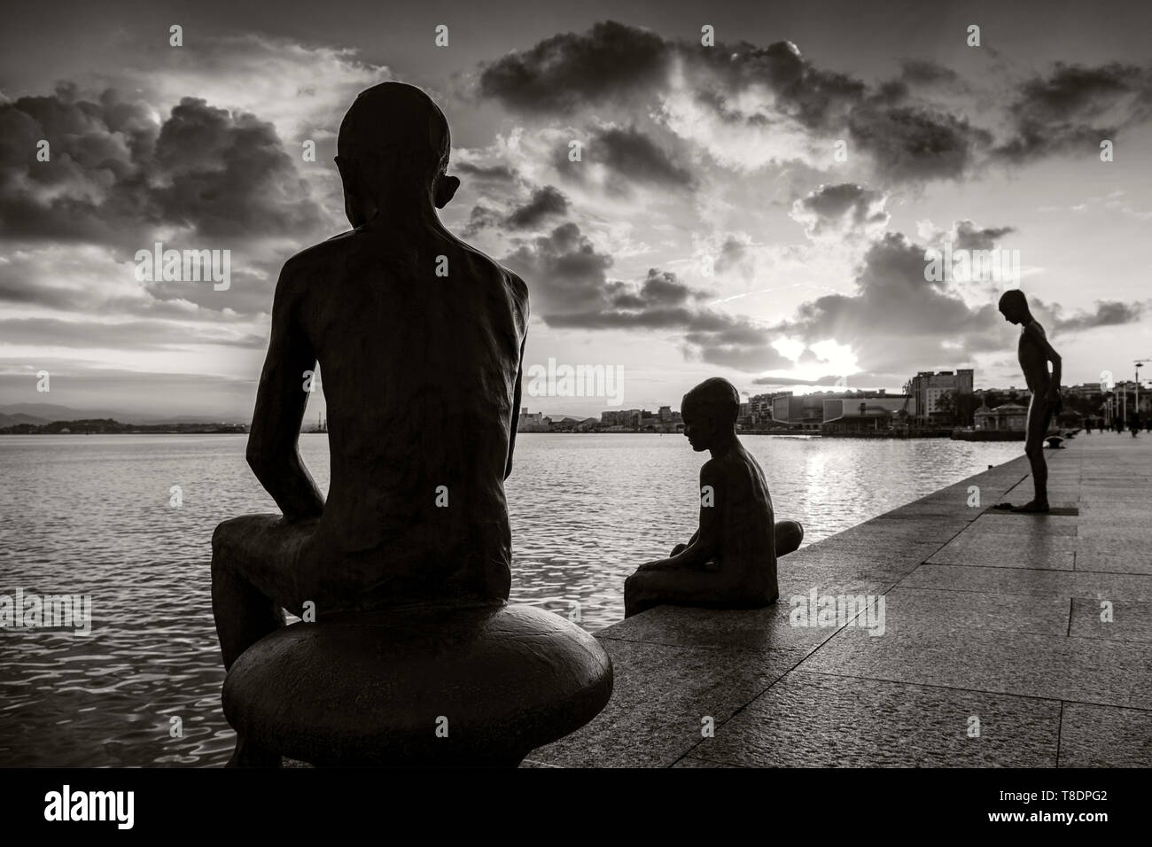 Art sculpture Los Raqueros au coucher du soleil, Santander côte et Mer Cantabrique. Cantabria, Espagne. L'Europe Banque D'Images