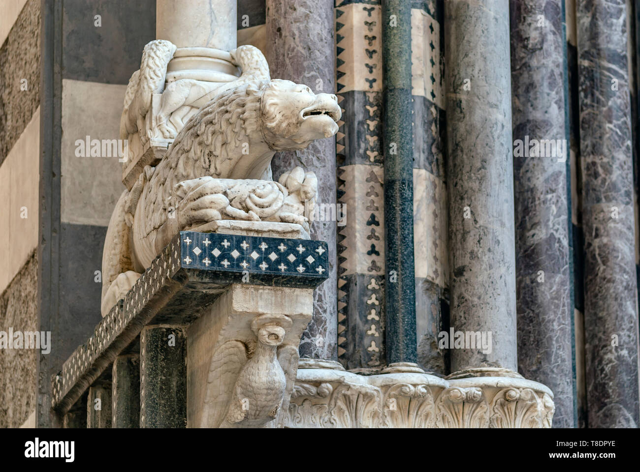 Marble Griffin à l'entrée de Chiesa San Matteo, Gênes, Ligurie, Nord-Ouest de l'Italie Banque D'Images