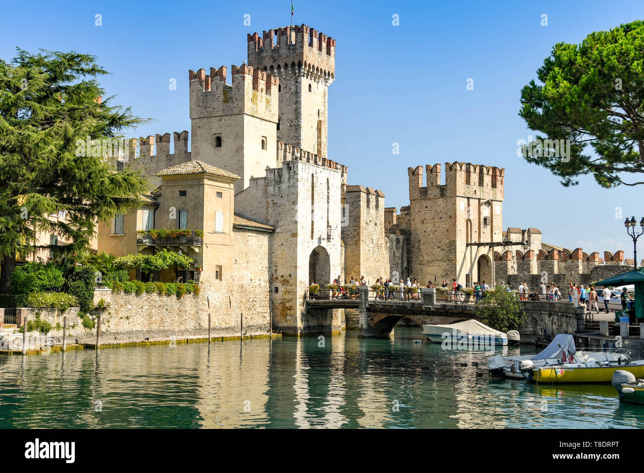 SIRMIONE, Lac de Garde, ITALIE - Septembre 2018 : Château Scaliger dans la ville au bord du lac de Sirmione, sur le lac de Garde. C'est une forteresse médiévale sur le bord de Banque D'Images