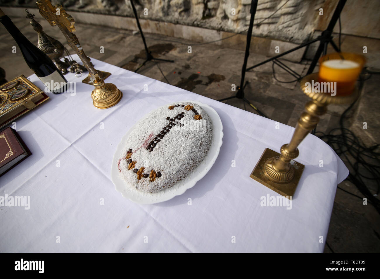 Une Assiette Pleine Avec Coliva Gateau Traditionnel Roumain Fait A Partir De Ble Dur Utilise A Des Ceremonies Funeraires Decore D Une Croix Religieuse Chretienne Photo Stock Alamy