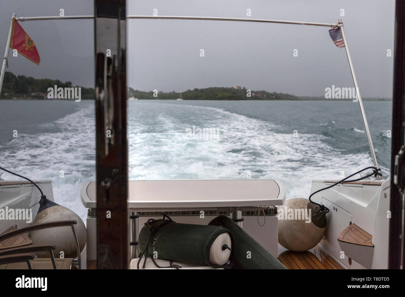 Baie de Kotor, Monténégro, 29 avril 2019 : vue sur le sentier à gauche sur la surface de la mer derrière la location de déménagement Banque D'Images