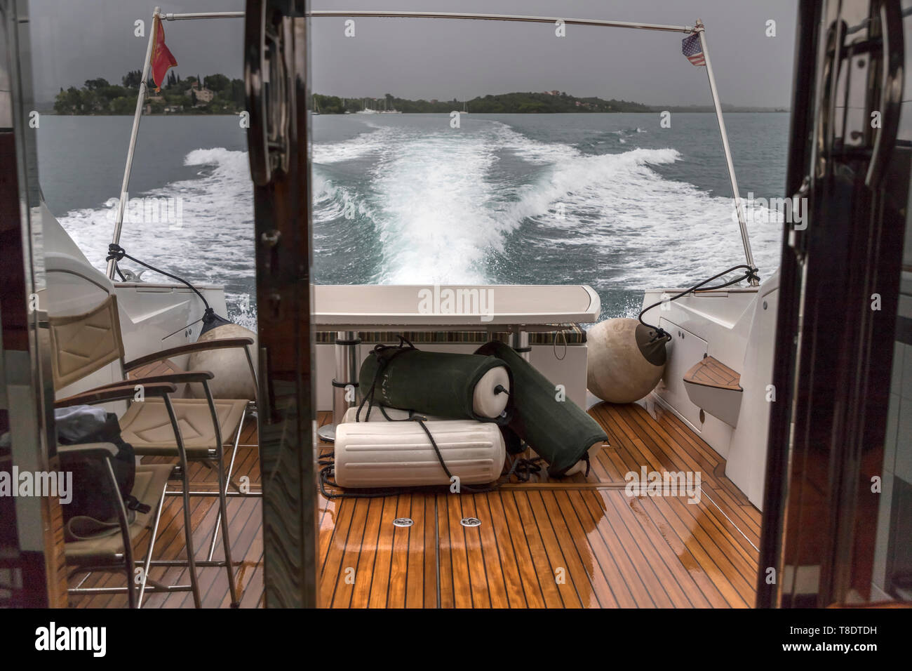 Baie de Kotor, Monténégro, 29 avril 2019 : vue sur le sentier à gauche sur la surface de la mer derrière la location de déménagement Banque D'Images