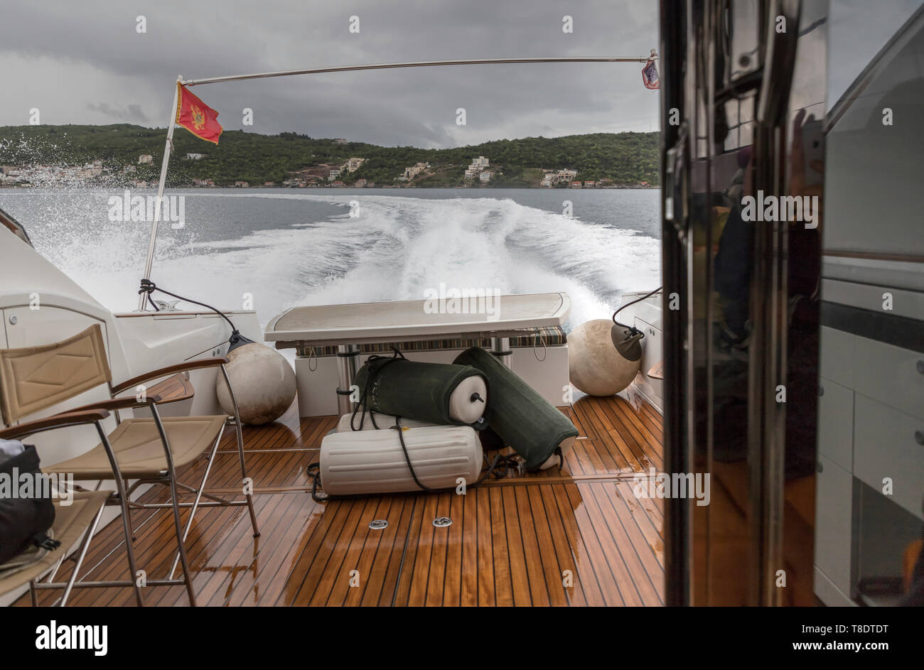 Baie de Kotor, Monténégro, 29 avril 2019 : vue sur le sentier à gauche sur la surface de la mer derrière la location de déménagement Banque D'Images