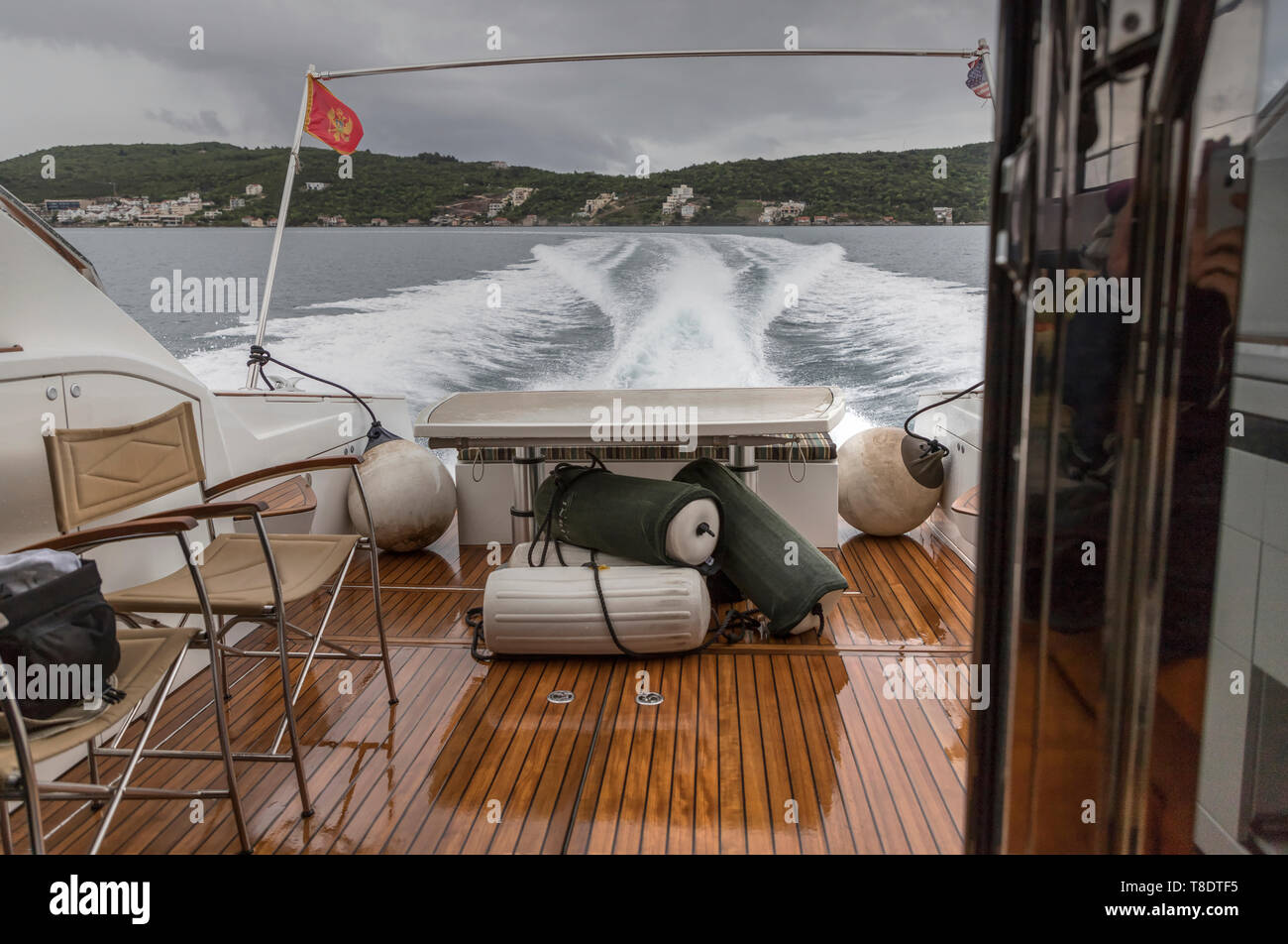 Baie de Kotor, Monténégro, 29 avril 2019 : vue sur le sentier à gauche sur la surface de la mer derrière la location de déménagement Banque D'Images