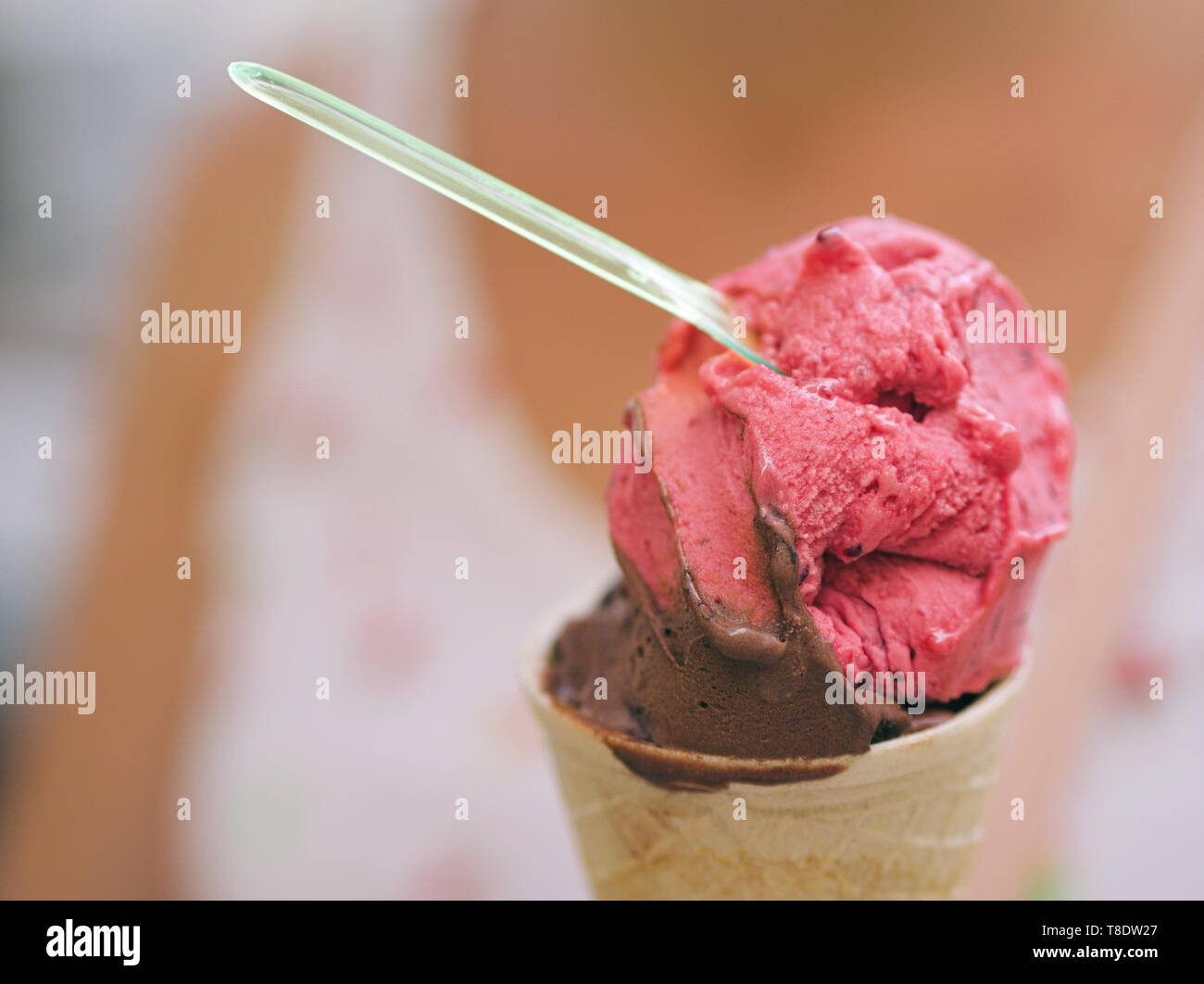 Fraise et de crème glacée au chocolat avec cuillère en plastique libre Banque D'Images
