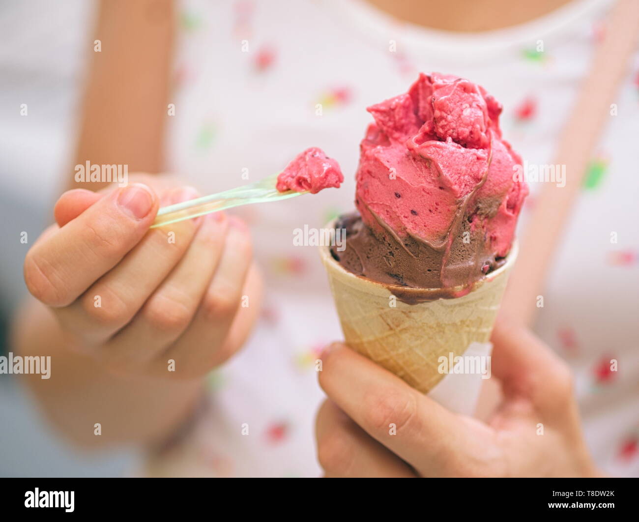 Woman Eating Ice Cream avec cuillère en plastique libre Banque D'Images