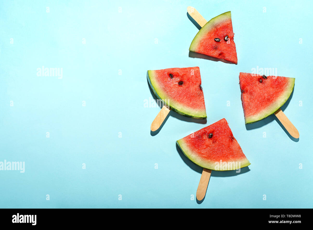 Delicious tranches de melon sur un fond de couleur Banque D'Images