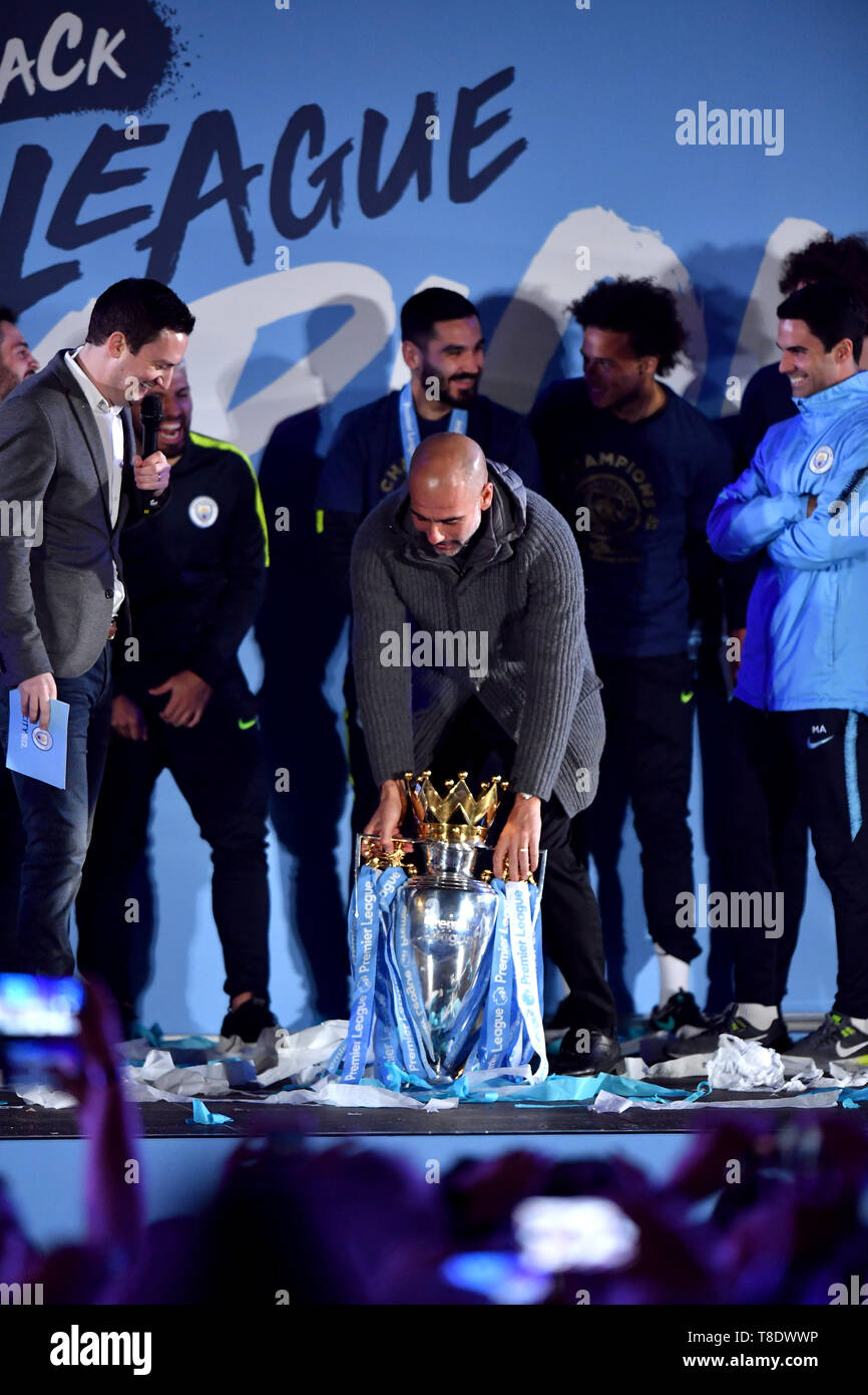 Manchester City manager Pep Guardiola avec le trophée sur scène durant les festivités à l'Etihad Stadium après avoir sécurisé la Premier League titre plus tôt dans la journée avec leur victoire à Brighton et Hove Albion. Banque D'Images