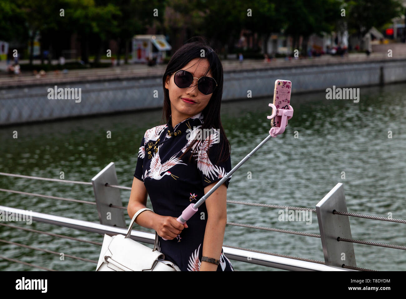 Une jeune femme de prendre un touriste, Selfies Singapour, en Asie du sud-est Banque D'Images
