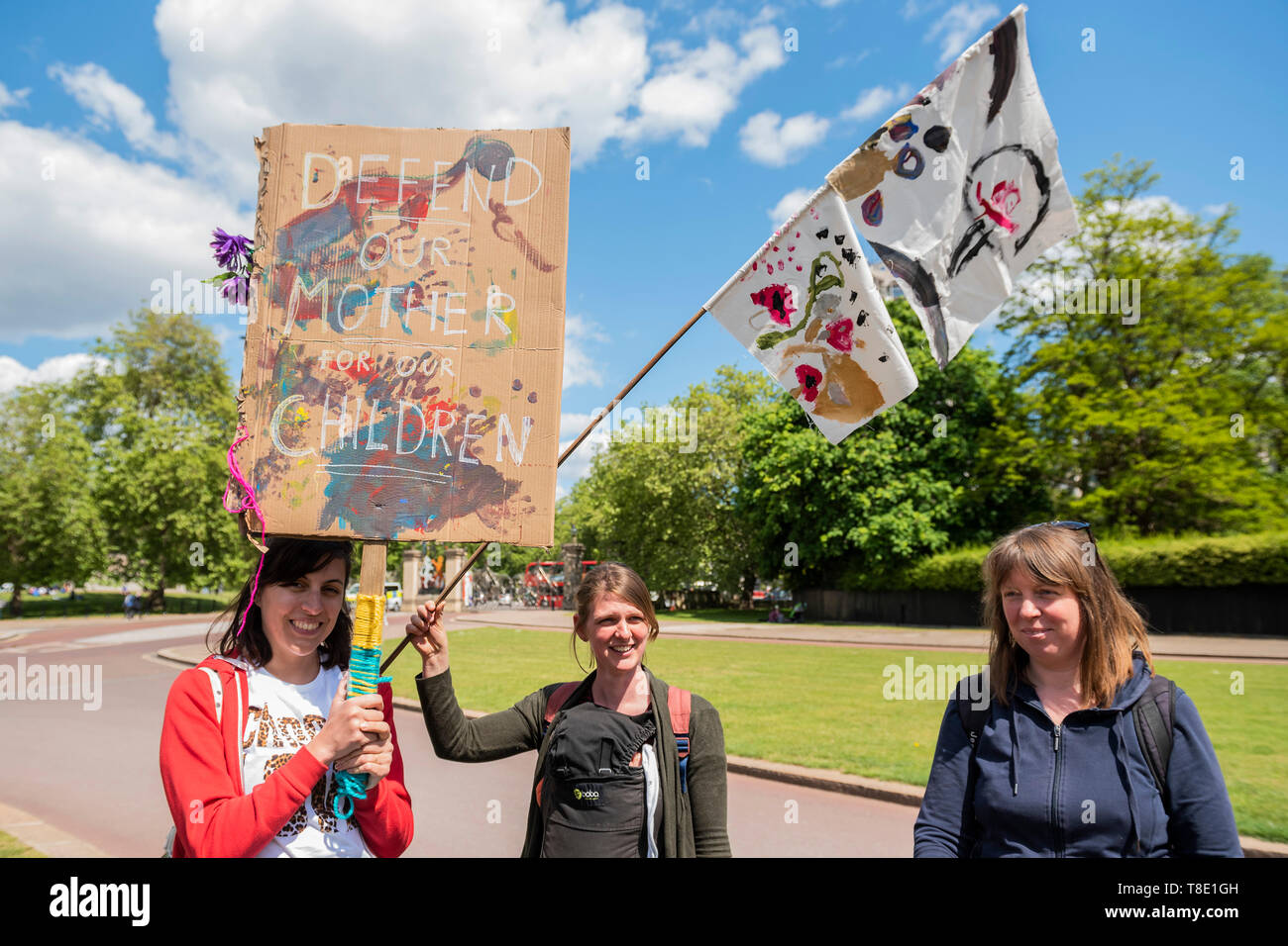 Londres, Royaume-Uni. 12 mai, 2019. Une marche organisé par les mères de se soulever, et appuyé par l'extinction de la rébellion, est fréquenté par des milliers de mères, de leurs enfants et des partenaires - de Piccadilly à la place du Parlement. Ils ont marché pour mettre en évidence l'urgence qu'ils croient qu'il y a seulement 11 ans avant qu'il ne soit trop tard pour épargner à leurs enfants un climat de catastrophe. Cela fait partie de l'ER pour protester contre l'action de la demande par le gouvernement britannique sur la 'crise climatique'. L'action fait partie d'une protestation coordonnée. Crédit : Guy Bell/Alamy Live News Banque D'Images