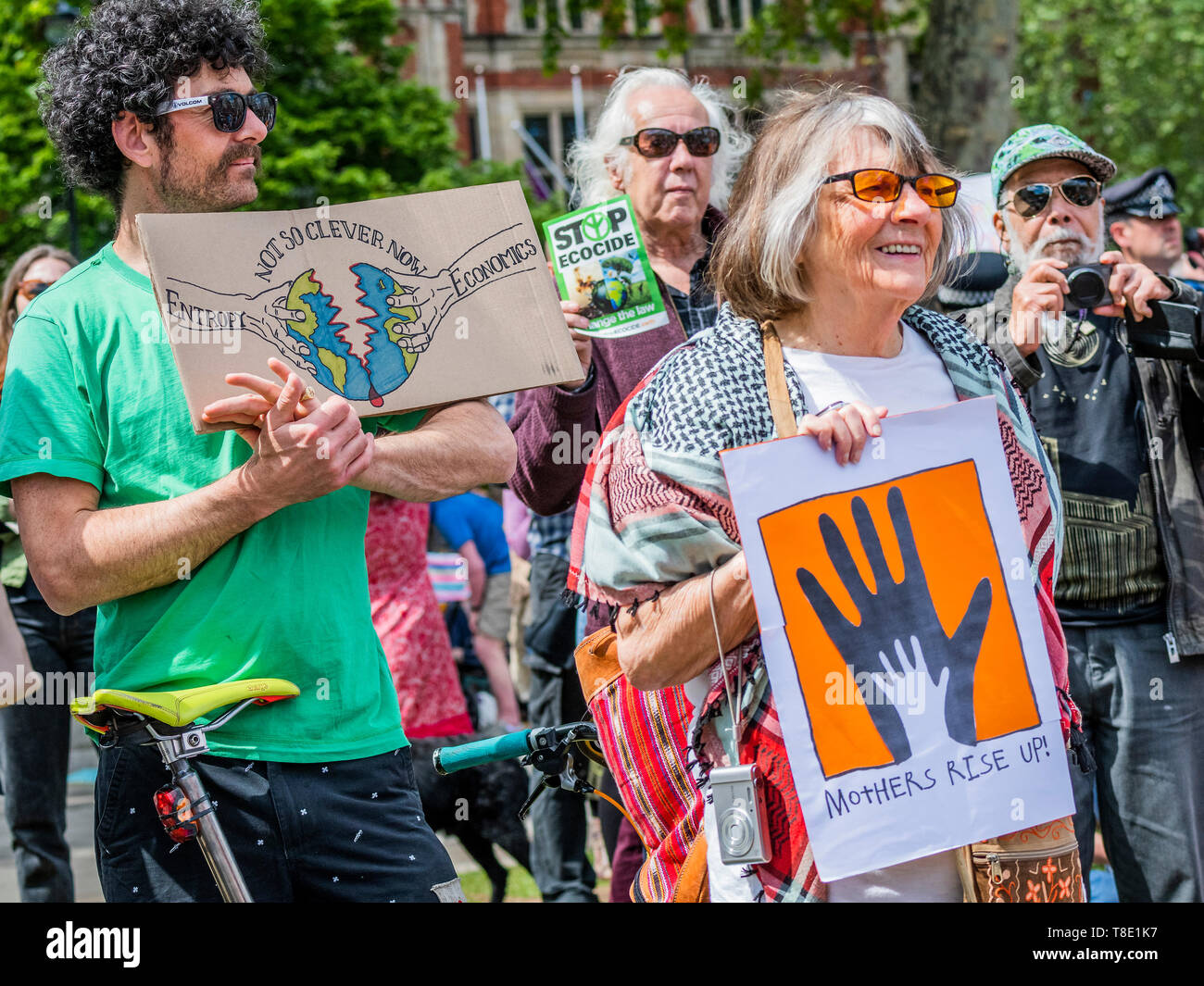 Londres, Royaume-Uni. 12 mai, 2019. En arrivant à la place du Parlement - une marche organisé par les mères de se soulever, et appuyé par l'extinction de la rébellion, est fréquenté par des milliers de mères, de leurs enfants et des partenaires - de Piccadilly à la place du Parlement. Ils ont marché pour mettre en évidence l'urgence qu'ils croient qu'il y a seulement 11 ans avant qu'il ne soit trop tard pour épargner à leurs enfants un climat de catastrophe. Cela fait partie de l'ER pour protester contre l'action de la demande par le gouvernement britannique sur la 'crise climatique'. L'action fait partie d'une protestation coordonnée. Crédit : Guy Bell/Alamy Live News Banque D'Images