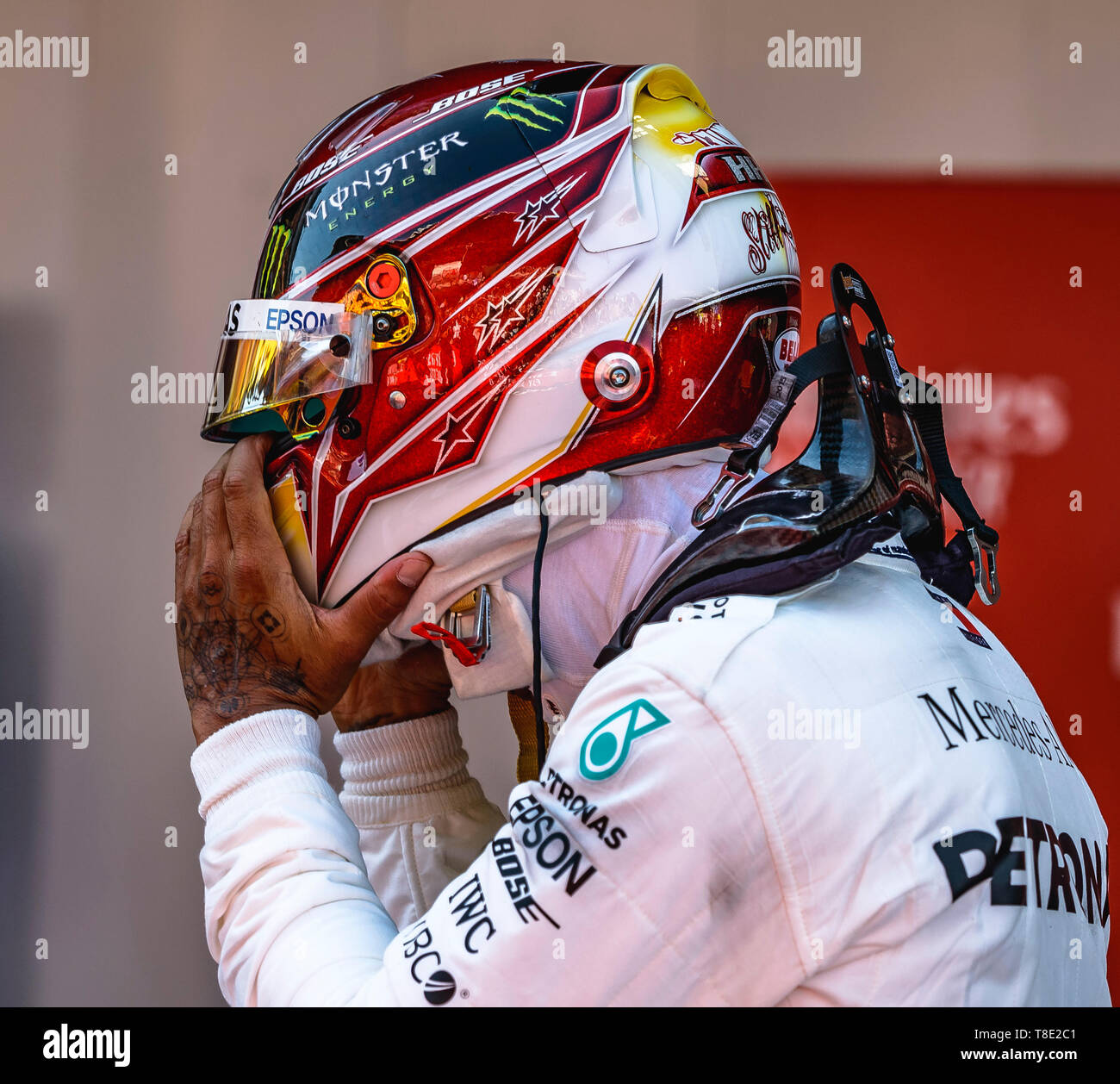 Barcelone, Espagne. 12 mai, 2019. LEWIS HAMILTON (GBR) de l'écurie Mercedes  enlève son casque après sa victoire de l'espagnol GP présentant son cup sur  le podium au circuit de Barcelone, Plaça de