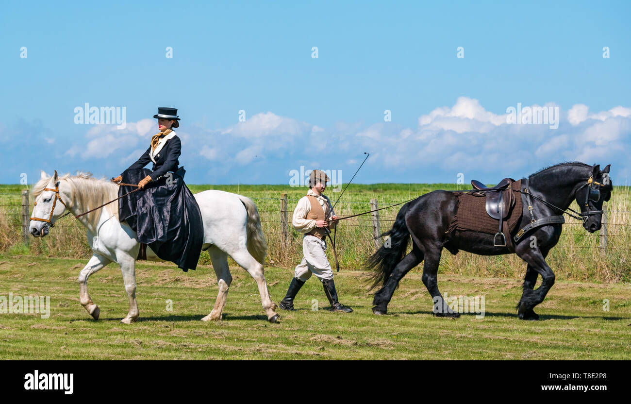 Musée de l'aviation, East Fortune, East Lothian, Scotland, UK 12 mai 2019. L'expérience de guerre : une journée en famille avec toutes les choses liées à la guerre mondiale, y compris un centre de performance par Les Amis d''Onno stunt team avec les artistes vêtus de costumes et d'uniformes avec les chevaux Banque D'Images