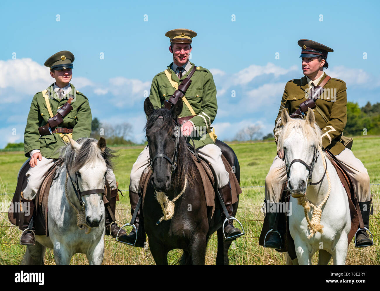 Musée de l'aviation, East Fortune, East Lothian, Scotland, UK 12 mai 2019. L'expérience de guerre : une journée en famille avec toutes les choses liées à la guerre mondiale, y compris un centre de performance par Les Amis d''Onno stunt team avec les artistes vêtus de costumes et d'uniformes avec les chevaux Banque D'Images