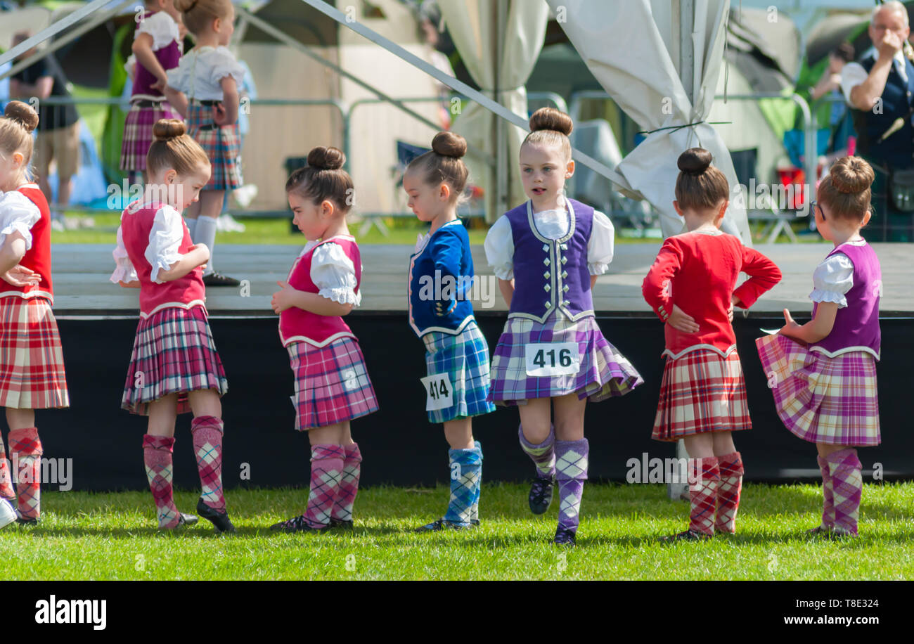 Greenock, Écosse, Royaume-Uni. 12th mai 2019. Les danseurs des Highlands se réunissent au début de la compétition lors des Jeux annuels Gourock Highland 63rd, qui célèbrent la culture écossaise traditionnelle avec des concours de groupes de tuyaux, de la danse dans les hautes terres, des jeux traditionnels dans les hautes terres, dans le cadre pittoresque de Battery Park. Credit: SKULLY/Alay Live News Banque D'Images