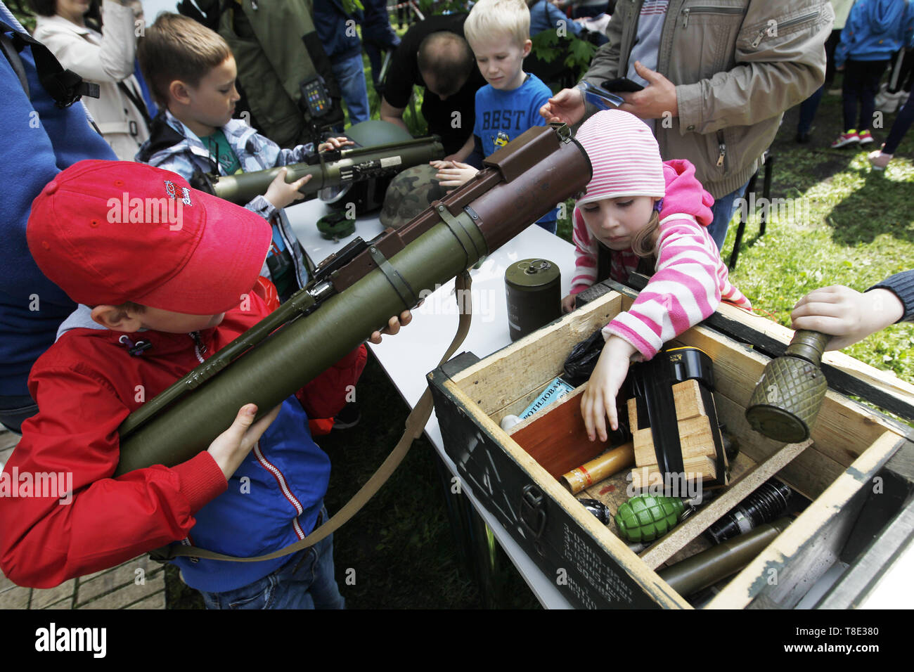 Kiev, Ukraine. 12 mai, 2019. Les enfants ukrainiens vu holding arme pendant le festival.Les enfants festival a également appelé Ville de professions. Le festival est un festival axé sur la carrière en les exposant à différents métiers comme ingénieur atomique, les hommes d'affaires, scientifique, sauveteurs, policiers, experts à la bombe, médecins, travailleurs sociaux, criminologues, concepteur d'avions, des pompiers et d'autres professions. Crédit : Pavlo Gonchar SOPA/Images/ZUMA/Alamy Fil Live News Banque D'Images