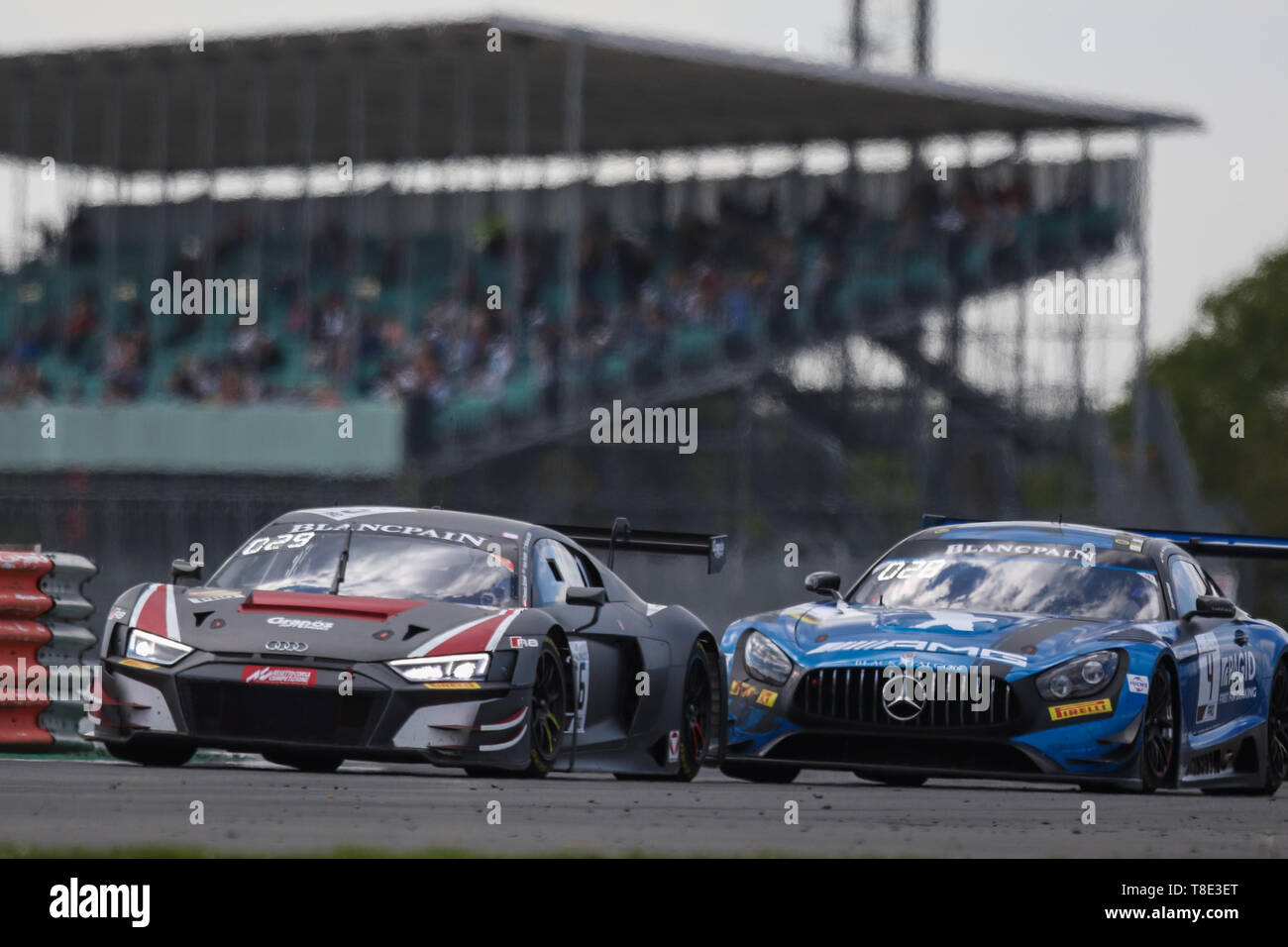 Silverstone, UK. 12 mai, 2019. Attempto Racing Audi R8 LMS GT3 en 2019 avec les pilotes Clemens Schmid, Nick Foster & Kelvin van der Linde mène FALCON NOIR Mercedes-AMG GT3 avec les pilotes Maro Engel, Luca Stolz & Yelmer Buurman au cours de la 2019 GT série Blancpain Endurance Cup sur le circuit de Silverstone, Silverstone, en Angleterre, le 12 mai 2019. Photo par Jurek Biegus. Usage éditorial uniquement, licence requise pour un usage commercial. Aucune utilisation de pari, de jeux ou d'un seul club/ligue/dvd publications. Credit : UK Sports Photos Ltd/Alamy Live News Banque D'Images