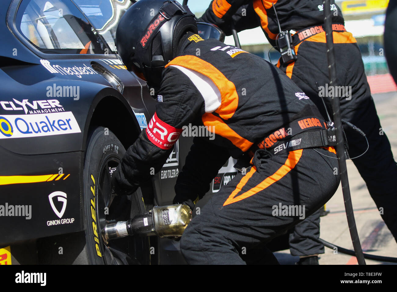 Silverstone, UK. 12 mai, 2019. Boutsen Ginion BMW M6 GT3 avec les pilotes  Philippe fra, Marc Rostan & Karim Ojjeh a un changement de pneus au cours  de la 2019 GT série