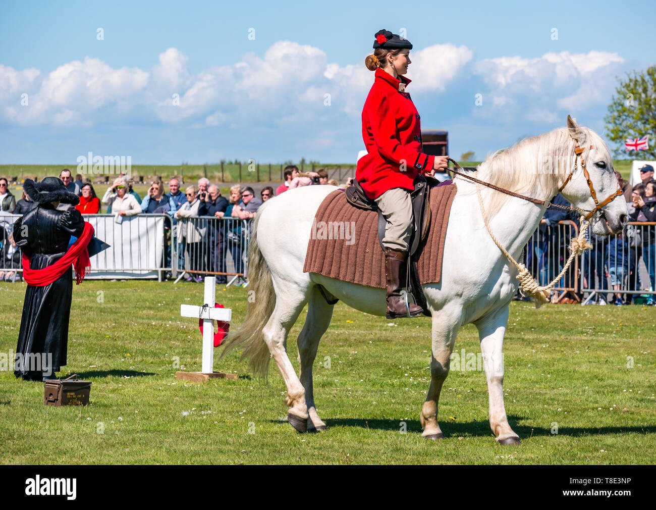 Musée de l'aviation, East Fortune, East Lothian, Scotland, UK 12 mai 2019. L'expérience de guerre : une journée en famille avec toutes les choses liées à la guerre mondiale, y compris un centre de performance par Les Amis d''Onno stunt team avec une interprète féminine habillé en costume à cheval Banque D'Images