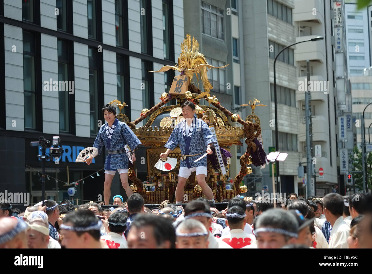 12 mai 2019, Tokyo, Japon : les gens participent à la 2019 Kanda Matsuri (fête traditionnelle) à Tokyo, Japon. Le Kanda Matsuri est l'un des trois plus célèbres festivals Shinto à Tokyo, avec l'Fukugawa et Matsuri Sanno Matsuri. Le festival a commencé au début du 17e siècle comme une célébration de Tokugawa Ieyasu's victoire décisive à la bataille de Sekigahara et a continué d'être une exposition de la prospérité du shogunat Tokugawa durant la période Edo. Crédit : Michael Steinebach/AFLO/Alamy Live News Banque D'Images