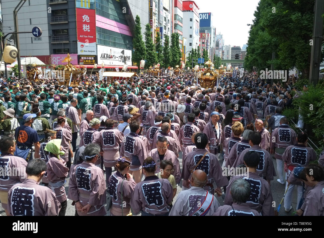 12 mai 2019, Tokyo, Japon : les gens participent à la 2019 Kanda Matsuri (fête traditionnelle) à Tokyo, Japon. Le Kanda Matsuri est l'un des trois plus célèbres festivals Shinto à Tokyo, avec l'Fukugawa et Matsuri Sanno Matsuri. Le festival a commencé au début du 17e siècle comme une célébration de Tokugawa Ieyasu's victoire décisive à la bataille de Sekigahara et a continué d'être une exposition de la prospérité du shogunat Tokugawa durant la période Edo. Crédit : Michael Steinebach/AFLO/Alamy Live News Banque D'Images