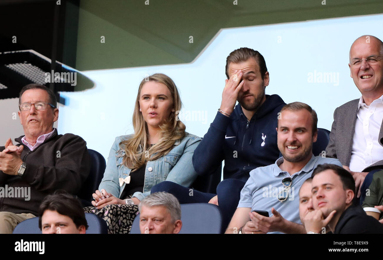 Londres, Royaume-Uni. 12 mai, 2019. Harry Kane (E) avec son partenaire Katie Goodland regarder stupéfait comme score Everton leur deuxième but à la Tottenham Hotspur v Everton Premier League anglaise correspondent, à la Tottenham Hotspur Stadium, Londres, Royaume-Uni le 12 mai 2019. **Utilisation éditoriale uniquement, licence requise pour un usage commercial. Aucune utilisation de pari, de jeux ou d'un seul club/ligue/dvd publications** Crédit : Paul Marriott/Alamy Live News Banque D'Images