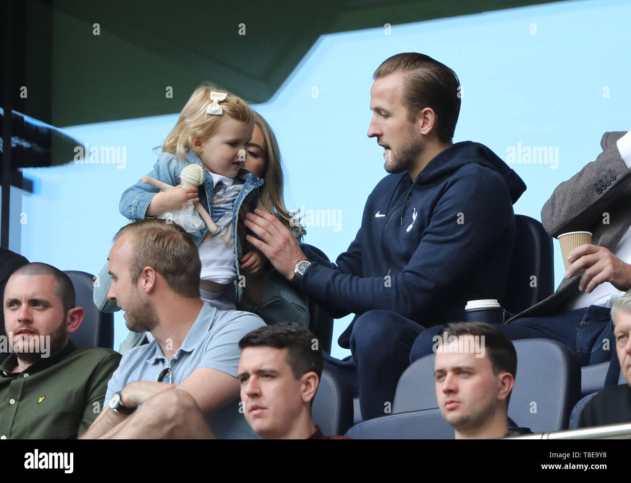 Londres, Royaume-Uni. 12 mai, 2019. Harry Kane (E) montres le jeu depuis les tribunes avec son partenaire Katie Goodland et leur fille Ivy, à la Tottenham Hotspur v Everton Premier League anglaise correspondent, à la Tottenham Hotspur Stadium, Londres, Royaume-Uni le 12 mai 2019. **Utilisation éditoriale uniquement, licence requise pour un usage commercial. Aucune utilisation de pari, de jeux ou d'un seul club/ligue/dvd publications** Crédit : Paul Marriott/Alamy Live News Banque D'Images