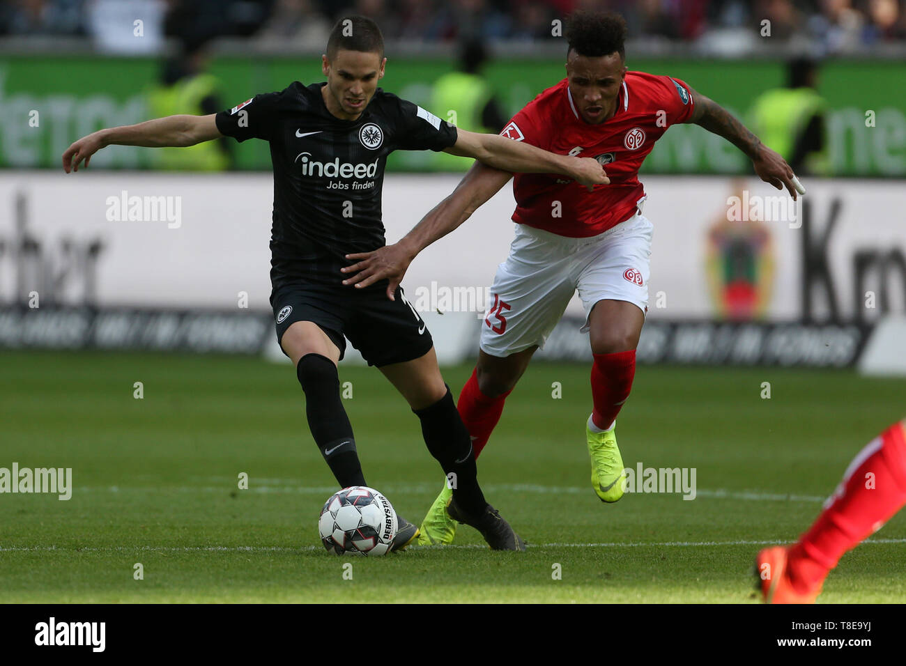 12 mai 2019, Hessen, Frankfurt/M. : Soccer : Bundesliga, l'Eintracht Frankfurt - FSV Mainz 05, 33e journée à la Commerzbank Arena. Jean-Philippe Gbamin (r) de Mayence et Mijat Gacinovic à partir de Francfort lutte pour la balle. Photo : Thomas Frey/DPA - Utilisez uniquement après accord contractuel Banque D'Images