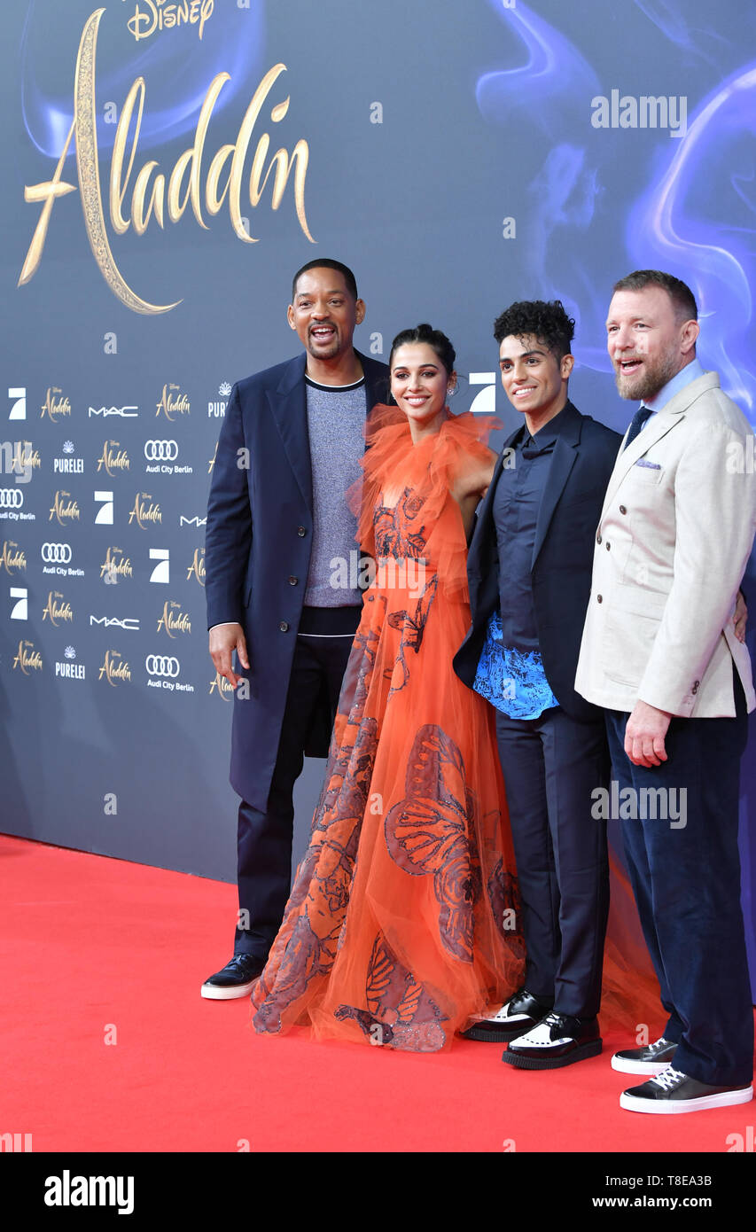 Berlin, Allemagne. Le 11 mai, 2019. L'acteur Will Smith (l-r), l'actrice Naomi Scott, l'acteur Mena Massoud et réalisateur Guy Ritchie au gala projection du film 'Aladdin' au cinéma UCI Luxe Mercedes Square. Le film sortira dans les salles allemandes sur 23.05.2019. Le nouveau film de Disney est un vrai film adaptation de la bande dessinée 1992 du même nom et est basé sur l'histoire et la lampe magique d'Aladdin à partir de les contes des 1001 nuits. Credit : Jens Kalaene Zentralbild-/dpa/dpa/Alamy Live News Banque D'Images