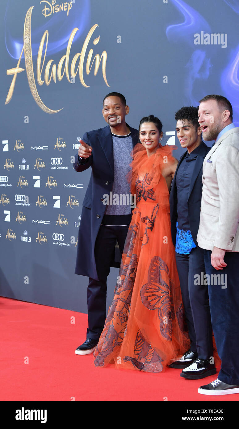 Berlin, Allemagne. Le 11 mai, 2019. L'acteur Will Smith (l-r), l'actrice Naomi Scott, l'acteur Mena Massoud et réalisateur Guy Ritchie au gala projection du film 'Aladdin' au cinéma UCI Luxe Mercedes Square. Le film sortira dans les salles allemandes sur 23.05.2019. Le nouveau film de Disney est un vrai film adaptation de la bande dessinée 1992 du même nom et est basé sur l'histoire et la lampe magique d'Aladdin à partir de les contes des 1001 nuits. Credit : Jens Kalaene Zentralbild-/dpa/dpa/Alamy Live News Banque D'Images
