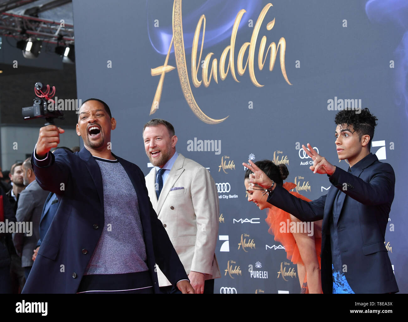Berlin, Allemagne. Le 11 mai, 2019. L'acteur Will Smith (l-r), directeur Guy Ritchie, l'actrice Naomi Scott et l'acteur Mena Massoud au gala projection du film 'Aladdin' au cinéma UCI Luxe Mercedes Square. Le film sortira dans les salles allemandes sur 23.05.2019. Le nouveau film de Disney est un vrai film adaptation de la bande dessinée 1992 du même nom et est basé sur l'histoire et la lampe magique d'Aladdin à partir de les contes des 1001 nuits. Credit : Jens Kalaene Zentralbild-/dpa/dpa/Alamy Live News Banque D'Images