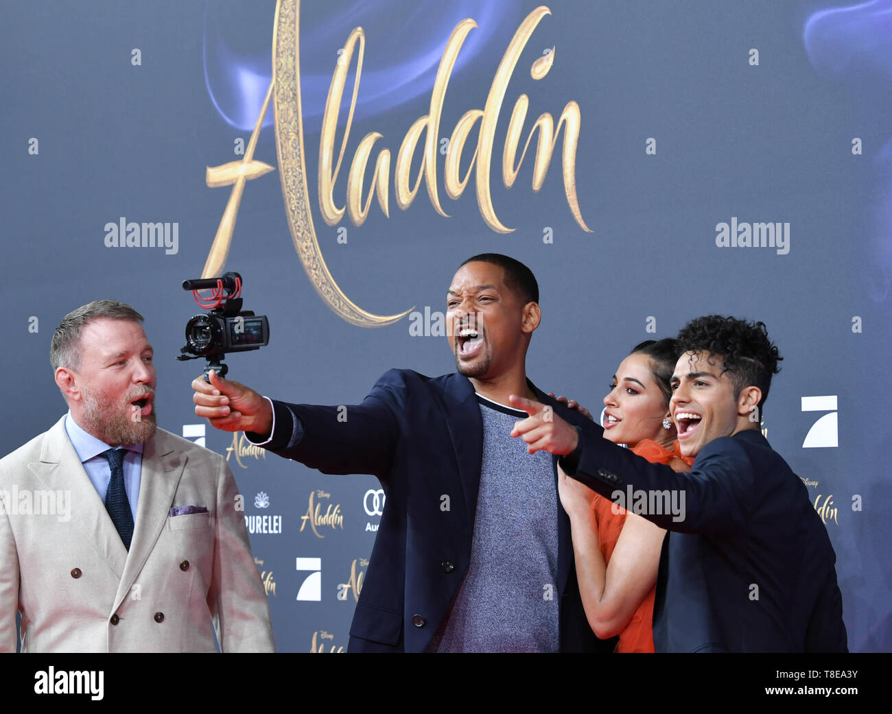 Berlin, Allemagne. Le 11 mai, 2019. Réalisateur Guy Ritchie (l-r), les acteurs Will Smith, l'actrice Naomi Scott et l'acteur Mena Massoud au gala projection du film 'Aladdin' au cinéma UCI Luxe Mercedes Square. Le film sortira dans les salles allemandes sur 23.05.2019. Le nouveau film de Disney est un vrai film adaptation de la bande dessinée 1992 du même nom et est basé sur l'histoire et la lampe magique d'Aladdin à partir de les contes des 1001 nuits. Credit : Jens Kalaene Zentralbild-/dpa/dpa/Alamy Live News Banque D'Images