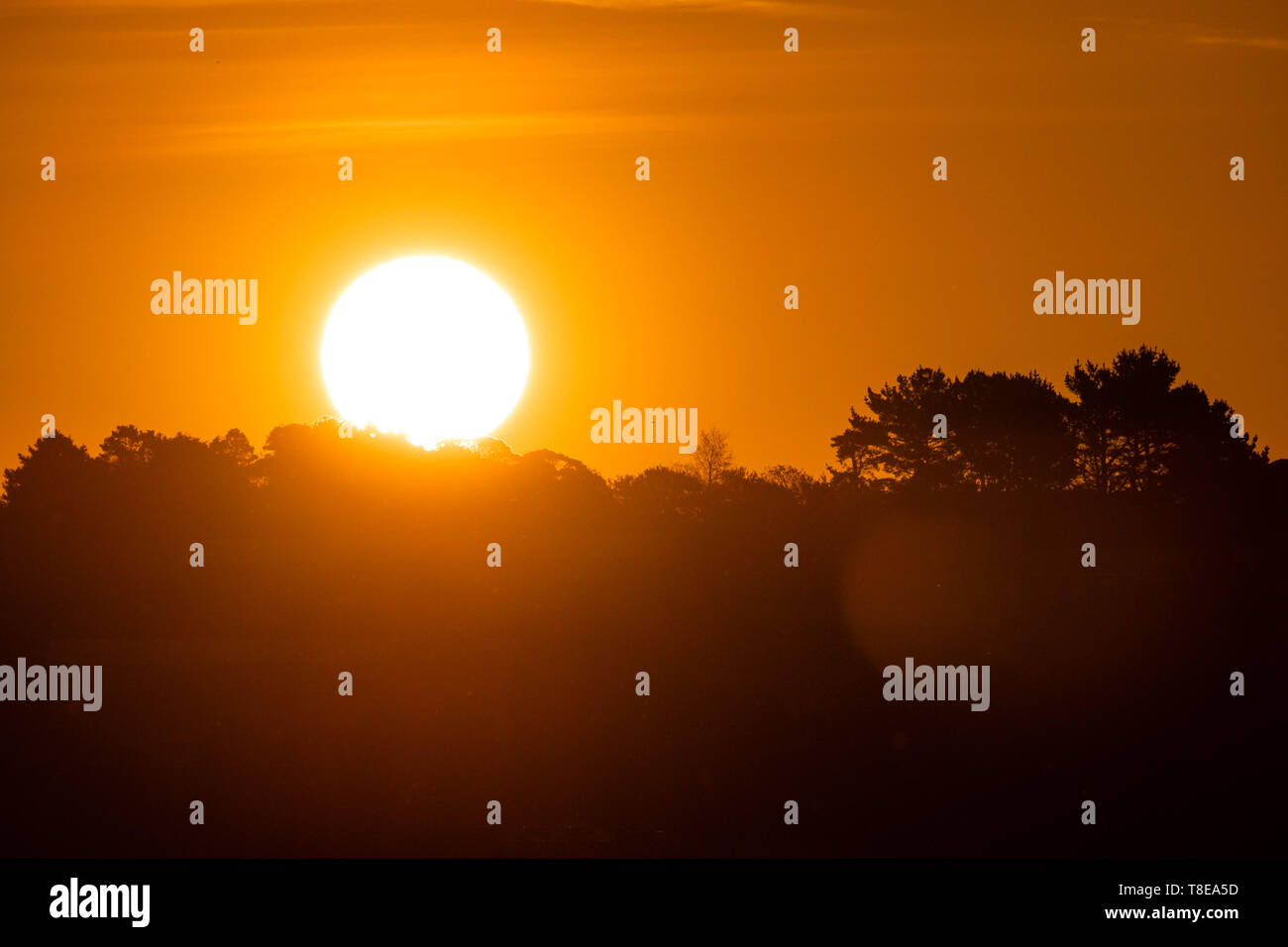 Pays de Galles Aberystwyth UK, le lundi 13 mai 2019 UK Weather : lever de soleil sur l'Aberystwyth, sur la côte de la Baie de Cardigan, l'ouest du pays de Galles, au début d'un jour prévu pour être avec un ciel bleu et soleil du printemps chaud comme la pression monte à l'échelle du pays au cours des prochains jours crédit photo Keith Morris / Alamy Live News Banque D'Images