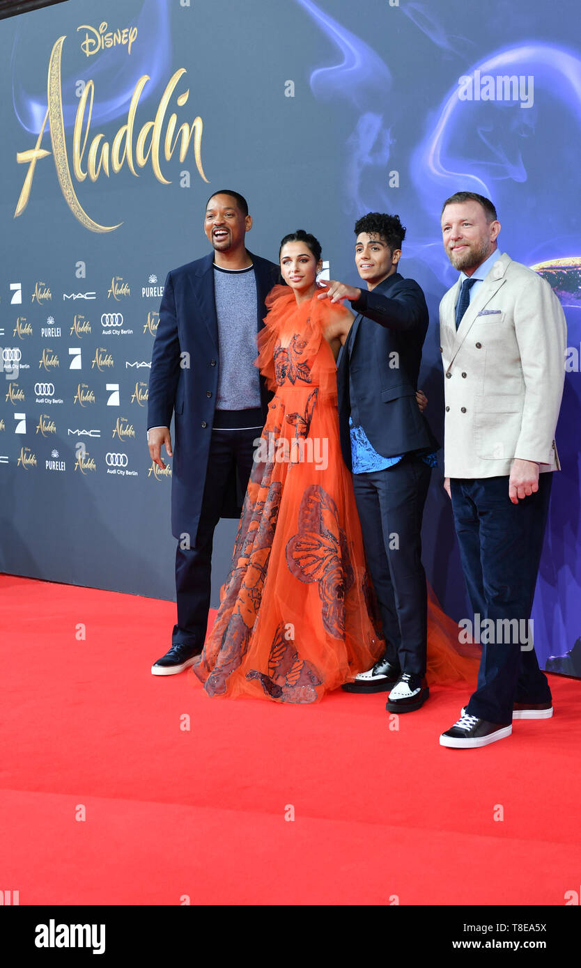 Berlin, Allemagne. Le 11 mai, 2019. L'acteur Will Smith (l-r), l'actrice Naomi Scott, l'acteur Mena Massoud et réalisateur Guy Ritchie au gala projection du film 'Aladdin' au cinéma UCI Luxe Mercedes Square. Le film sortira dans les salles allemandes sur 23.05.2019. Le nouveau film de Disney est un vrai film adaptation de la bande dessinée 1992 du même nom et est basé sur l'histoire et la lampe magique d'Aladdin à partir de les contes des 1001 nuits. Credit : Jens Kalaene Zentralbild-/dpa/dpa/Alamy Live News Banque D'Images