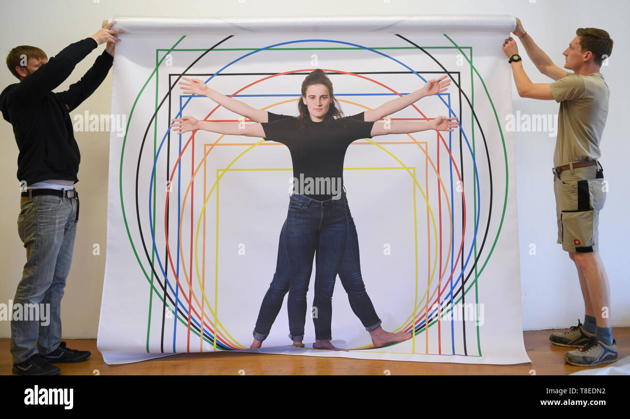 Hessen, Allemagne. 13 mai 2019, 13 mai 2019, Hessen, Gießen : un gros caractères par l'homme, un 'Leonardo proportionnelle de l' étude de Vitruve, est déployé au cours de la construction d'une exposition spéciale au musée interactif "athematikum'. Les visiteurs peuvent aller dans une exposition à toucher sur les traces de Léonard de Vinci. À environ 20 stations et des expositions, ils peuvent essayer de faire savoir si les machines dessiné par l'artiste de la Renaissance fonctionnent vraiment et de ce qui se cache derrière ses idées. Le spectacle 'Leonardo, dans le Mathematikum" se déroule du 18 mai 2019 au 29 mars 2020. Dpa : Crédit photo alliance/Alamy Live News Banque D'Images