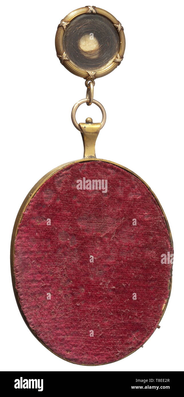 Nicholas Prince Yusupov Felixovich Sumarikov-Elston Count (1883 - 1908) un portrait miniature, la Russie vers 1908/10. Aquarelle et guache sur l'os. Monogramme illisible sur la gauche. Médaillon d'or ci-joint (probablement par Fabergé) avec la vie gravé dates et une boucle de ses cheveux. À armature en laiton doré. L'arrière recouverte de velours. Inscription manuscrite à l'intérieur. Taille de trame avec l'oeil de fixation 7,8 x 5,2 cm. Rare. Travail très finement exécuté. Prétendument de la possession de sa mère la princesse Zinaida Nikolaïevna Youssoupova. Felixovic Additional-Rights Prince Nicolas,-Clearance-Info-Not-Available Banque D'Images